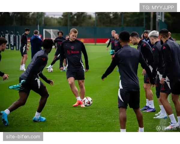 曼联边后卫内收战术奏效，卢克肖达洛特协防意识提升